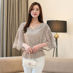 Blusa Feminina Elegante com Renda e Manga Borboleta