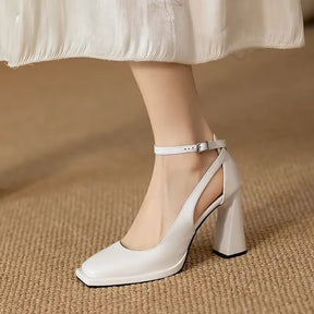 Scarpin Mary Jane Salto Bloco e Bico Quadrado