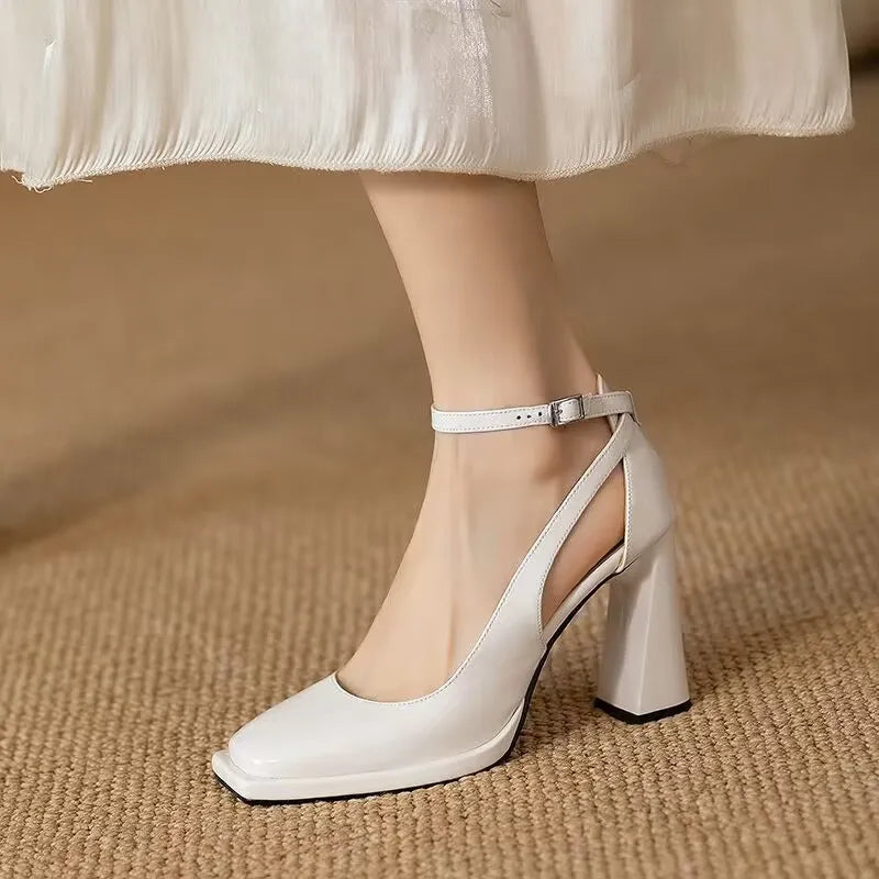 Scarpin Mary Jane Salto Bloco e Bico Quadrado